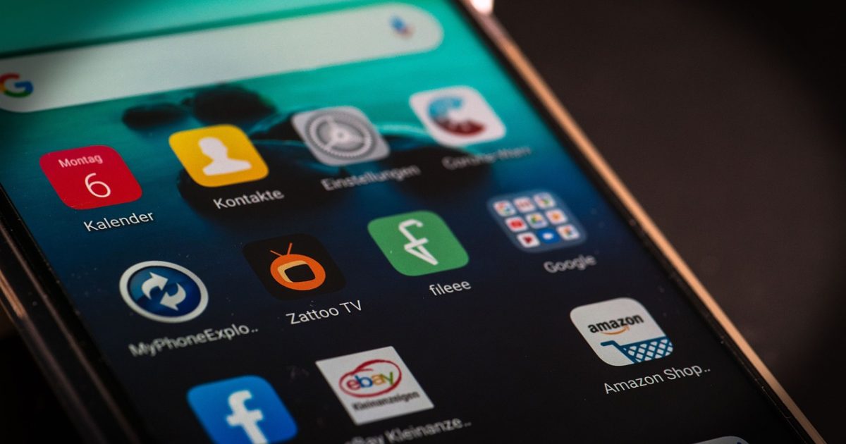 拼音打字练习 App 主界面在手机屏幕上展示键位训练区域与实时速度数据，背景为简洁桌面环境，整体氛围专注安静