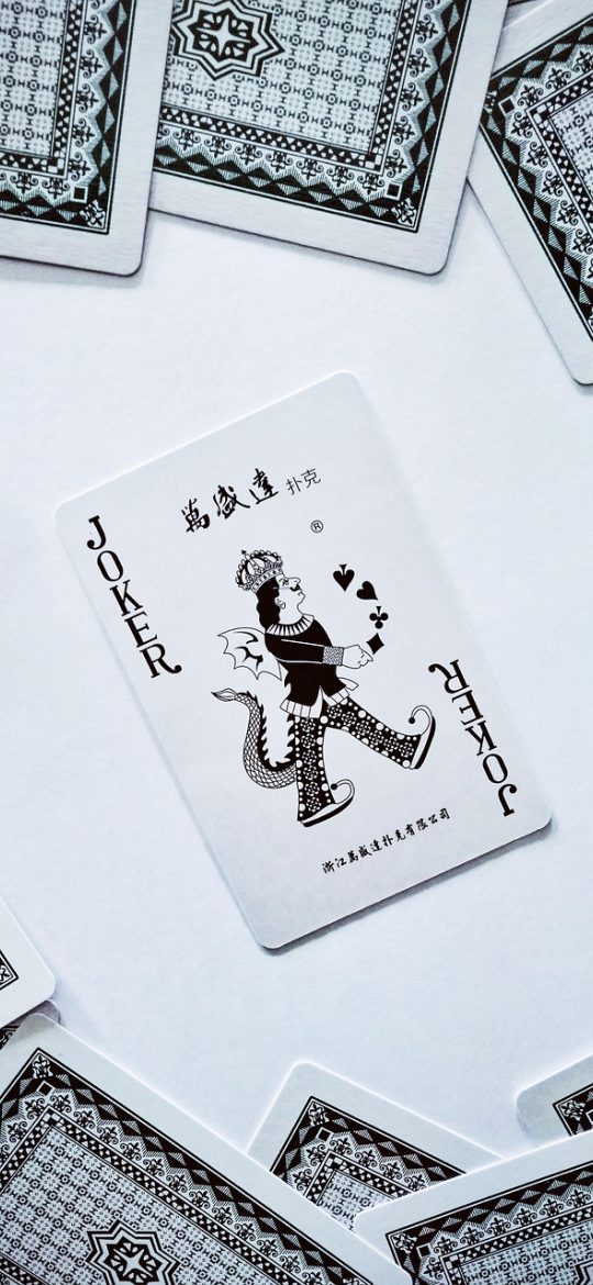 拼音打字练习 App 首页界面，展示今日任务卡片与继续练习按钮，手机在浅色桌面上，氛围清爽
